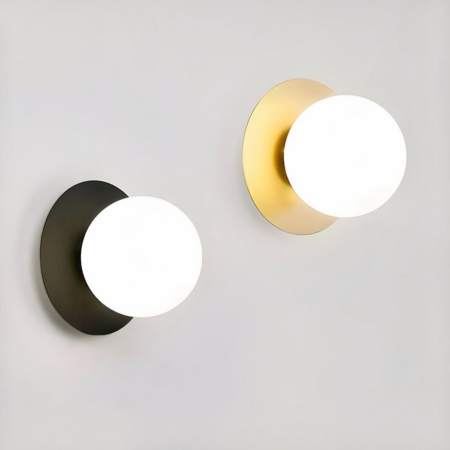 Deux appliques murales avec boule style scandinave allumées et accrochées sur un mur gris