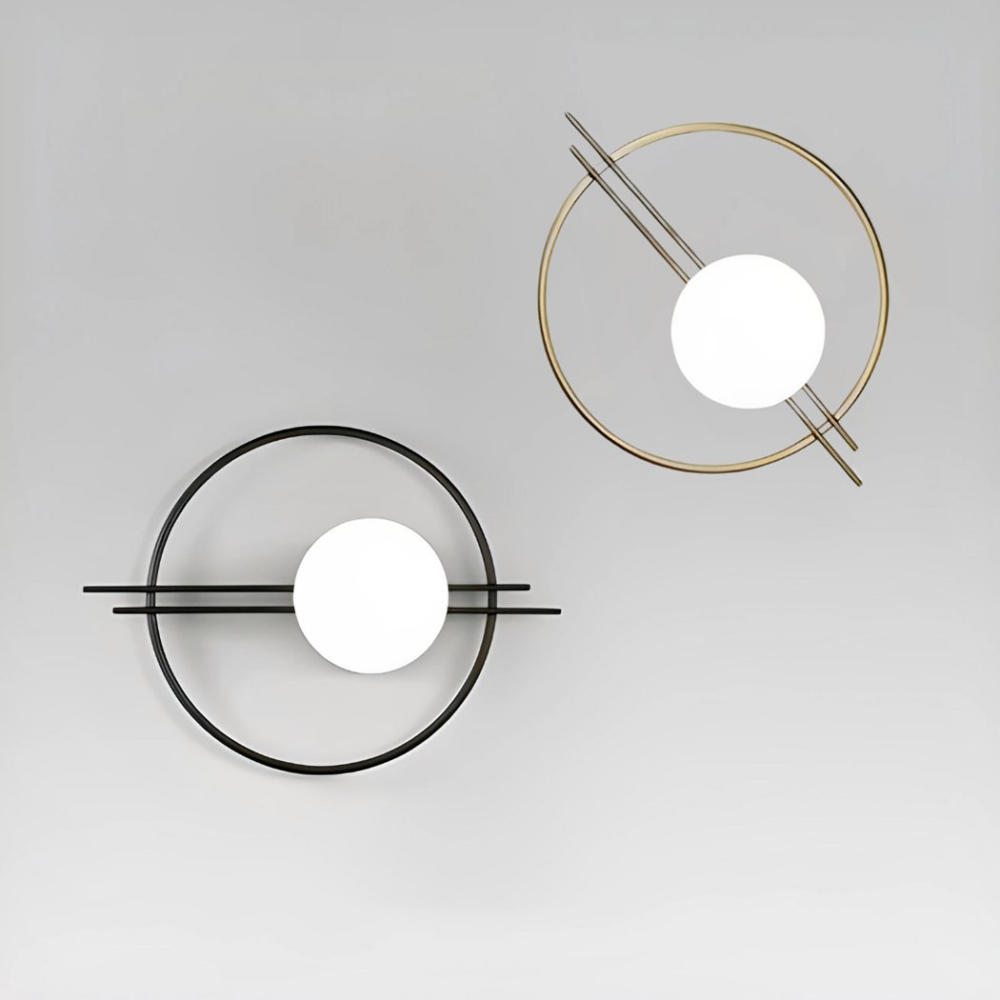 Deux appliques murales avec globe entourée d'un anneau accrochées sur un mur gris