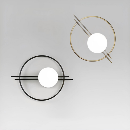 Deux appliques murales avec globe entourée d'un anneau accrochées sur un mur gris