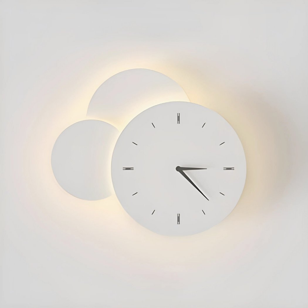 Applique murale blanche avec horloge qui est allumée sur un mur blanc