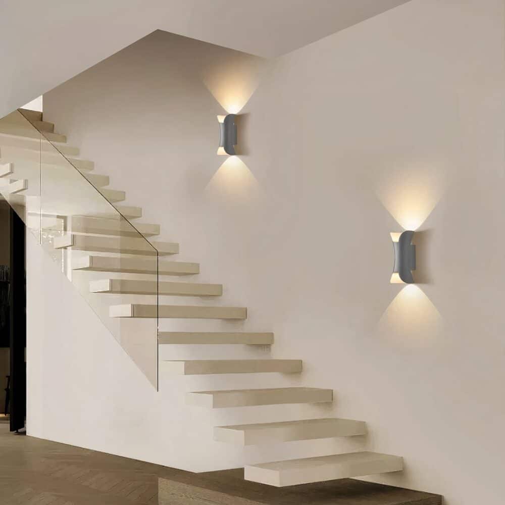 Deux appliques murales design accrochées au mur dans les escaliers.