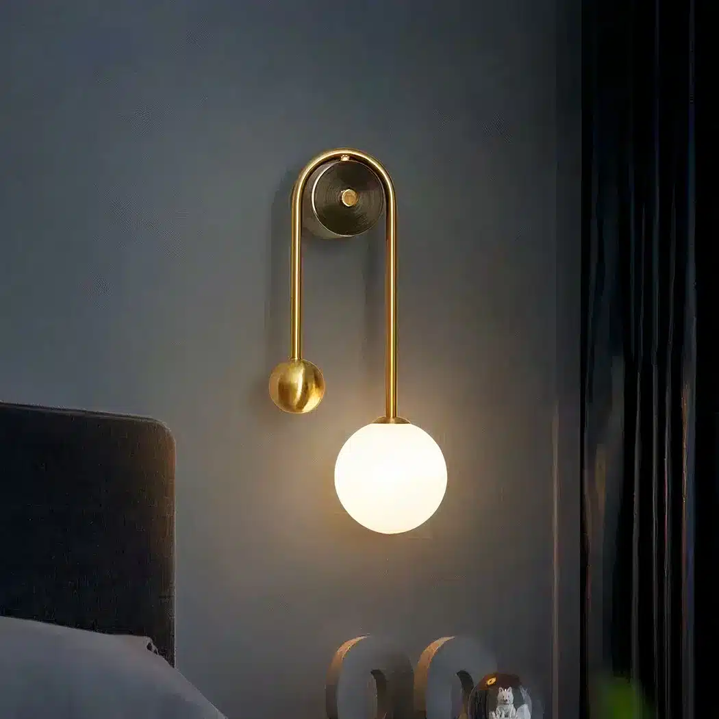 Applique murale dorée avec une boule à LED