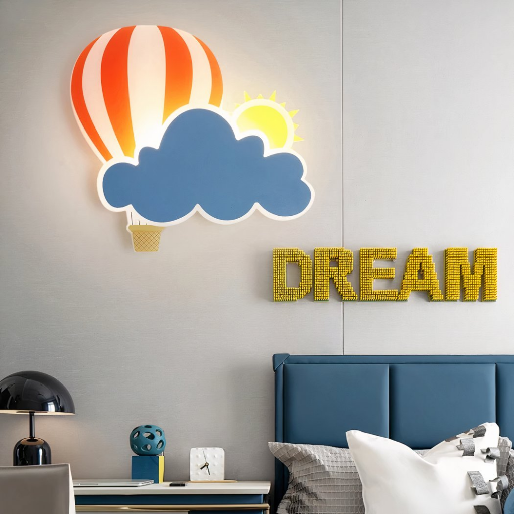Applique murale en forme de montgolfière et de nuage
