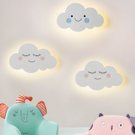 Trois appliques murales en nuage souriant accrochées dans une chambre d'enfant à côté de siège en animaux