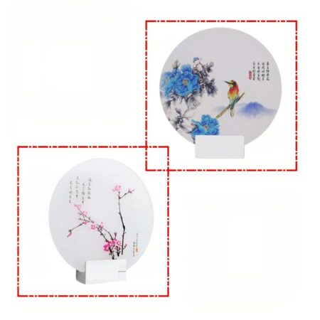 on voit sur un fond blanc deux appliques murales style japonaises une avec des fleurs bleues et l autre avec des branches de sakura rose