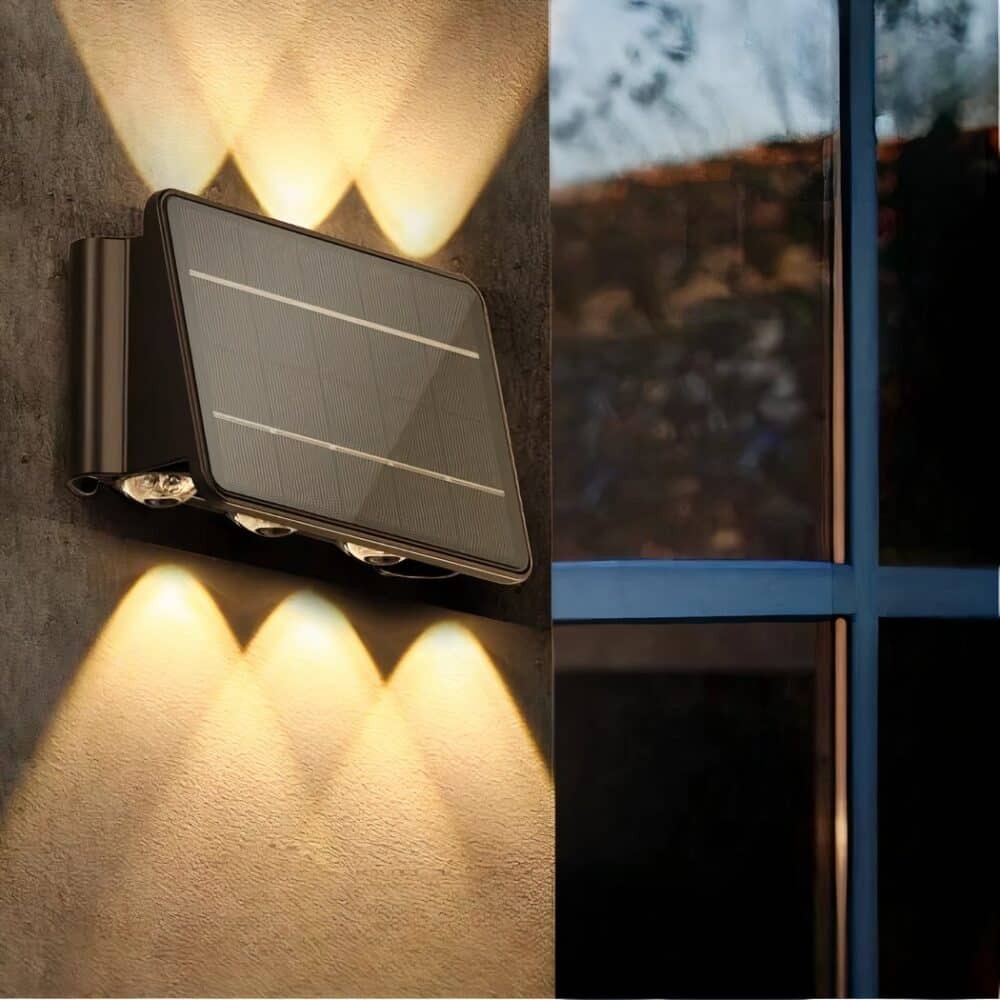 Applique murale solaire LED accrochée sur un mur à côté d'une fenêtre diffusant une lumière chaude