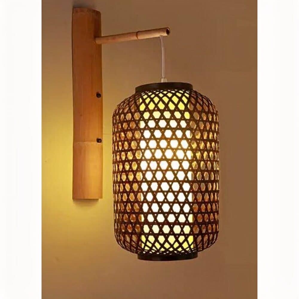 on voit une applique murale en bambou suspendue style bohème accrochée sur un mur