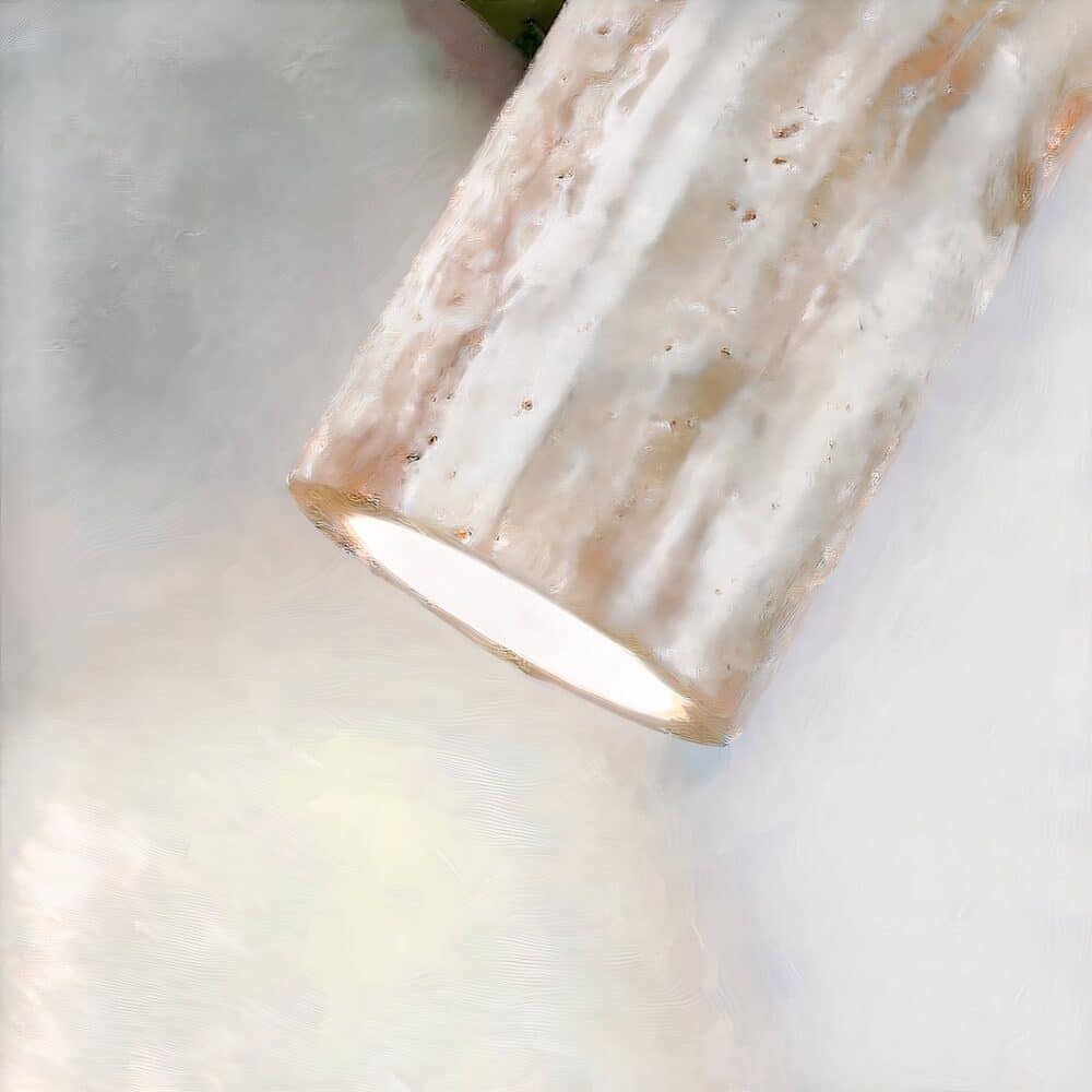 Applique murale en tube à double éclairage est allumée dans un couloir. Au loin, il y a un tableau