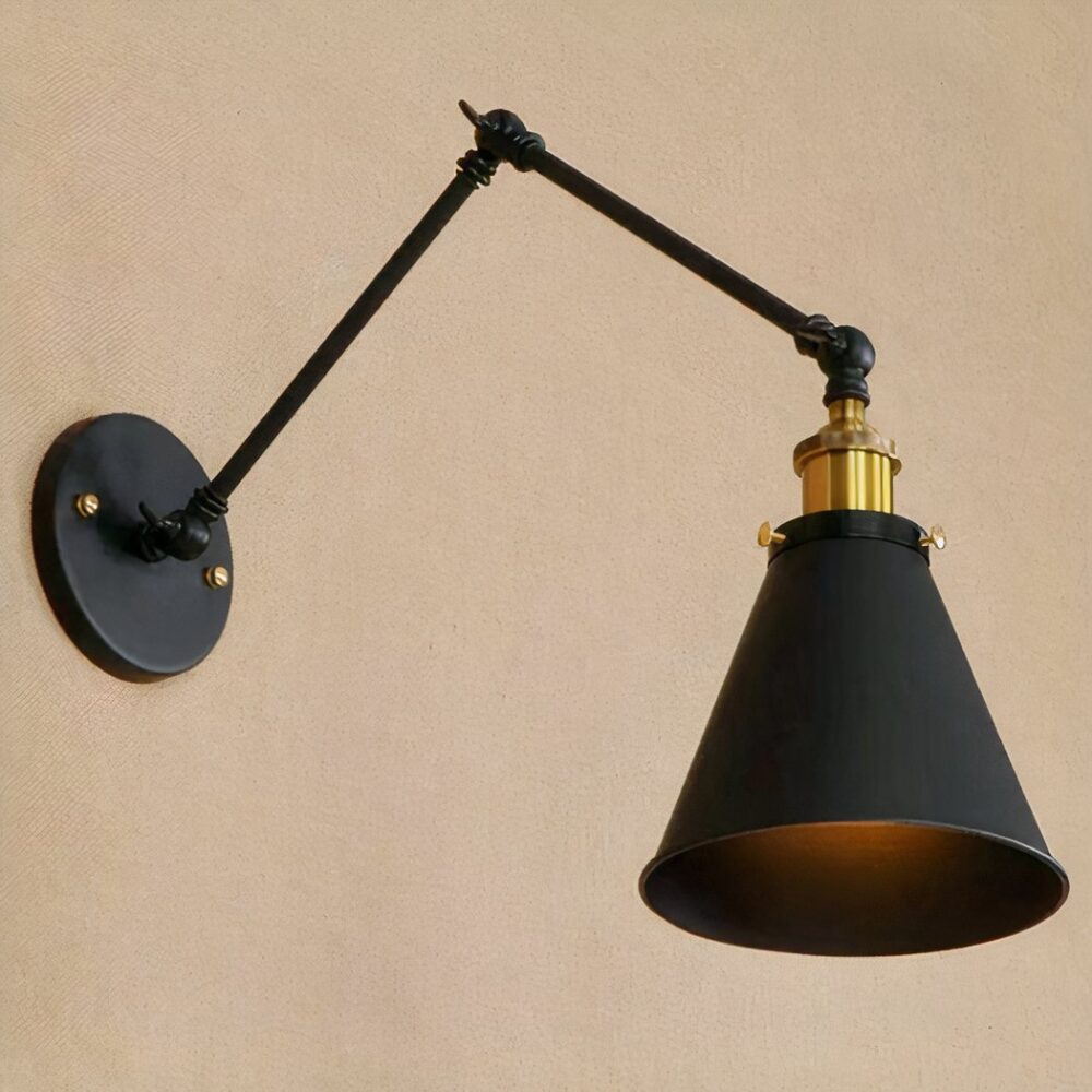 on voit sur un mur marron une applique murale noire de style industriel