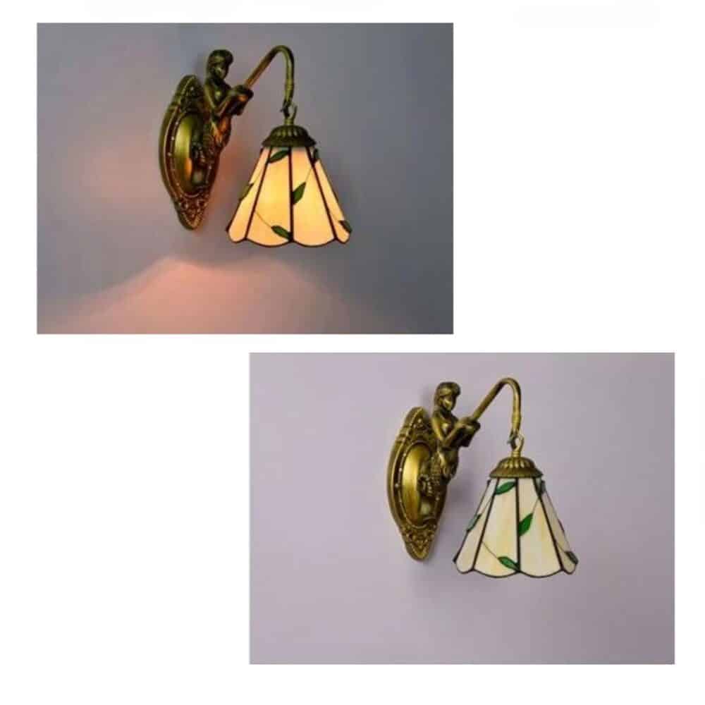 on voit posée sur un mur gris clair une applique murale suspendue de style Tiffany