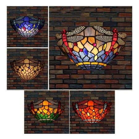 on voit sur un mur en brique plusieurs modèles différents d'appliques murales de style Tiffany à motif libellule