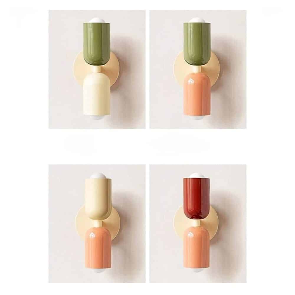 on voit sur un mur gris clair 4 appliques murales de style scandinave avec des couleurs différentes blanc vert rose et rouge