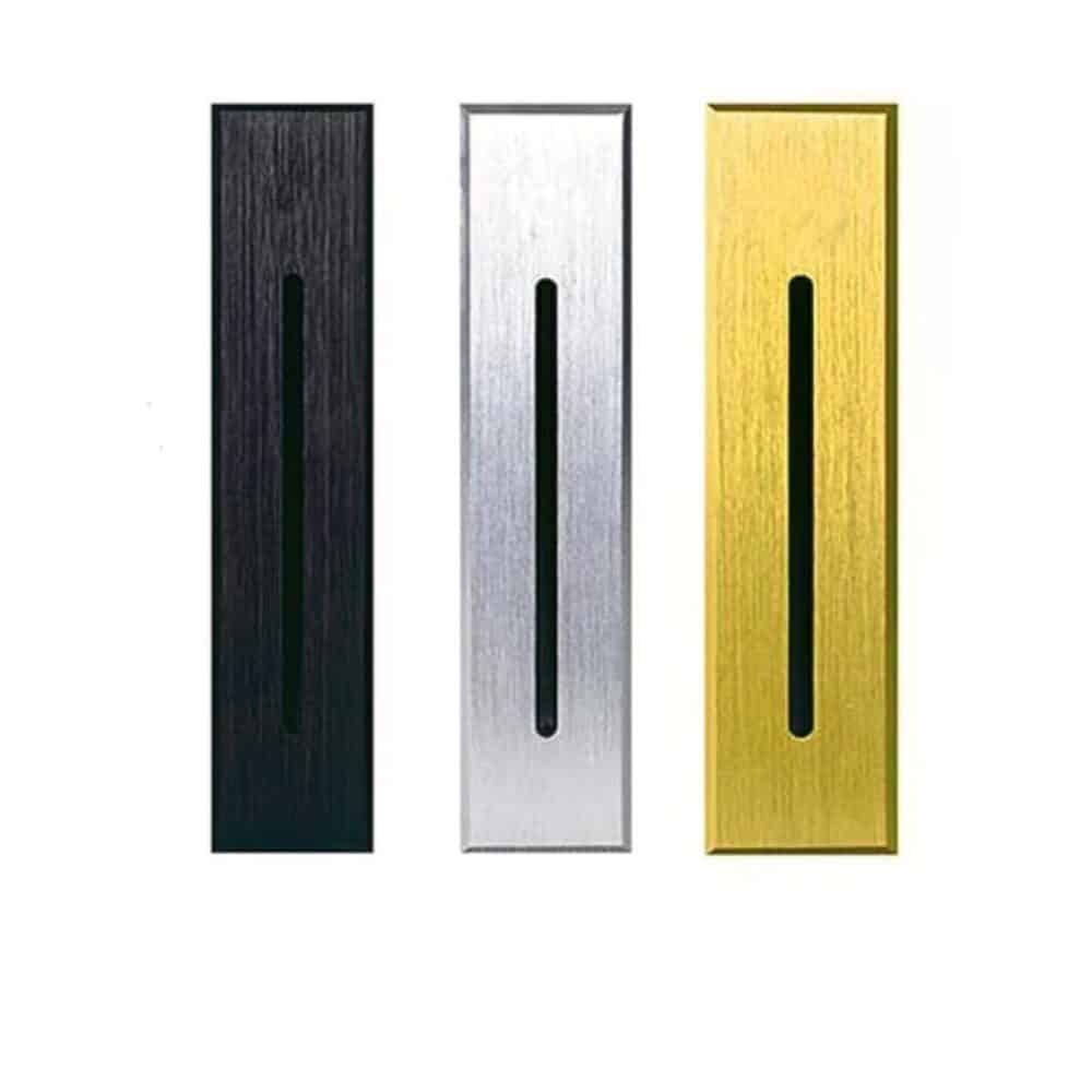 on voit sur un fond blanc une applique murale fine encastrée d'intérieur en trois exemplaires une couleur noire, une blanche et une dorée