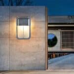 on voit sur un mur extérieur une applique murale rectangulaire grise dan sle style industriel pour intérieur et extérieur