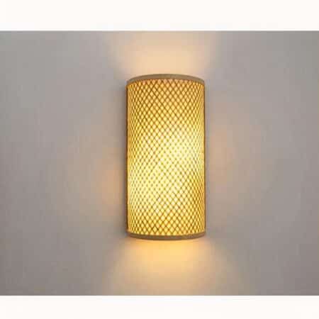 on voit sur un mur gris une applique murale verticale en cannage dans le style japonais