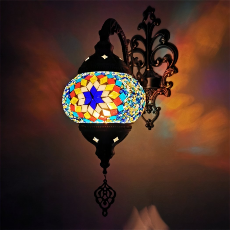 Une applique murale orientale en mosaïque fixée à un mur