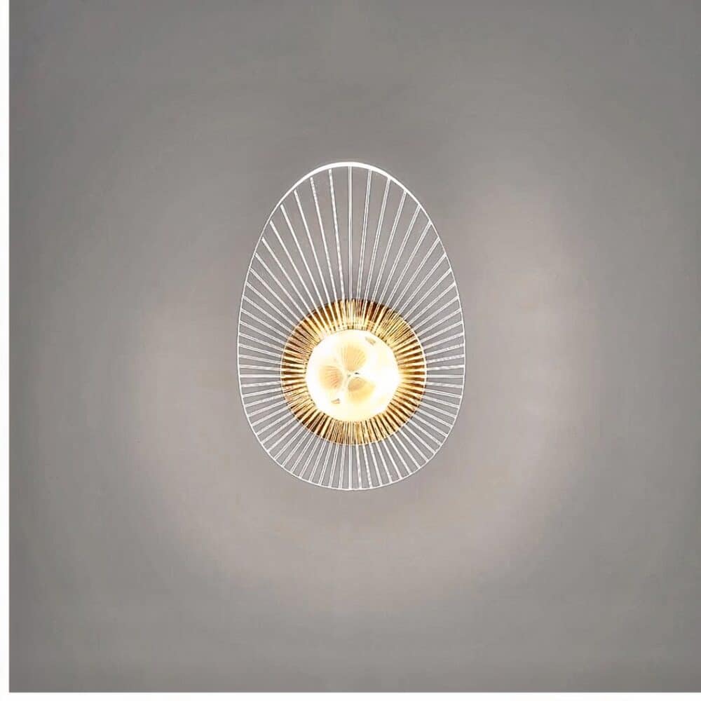 on voit sur un mur gris une applique murale design avec coquillages au centre