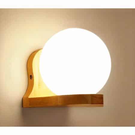 on voit sur un fond gris clair une applique murale en bois dans le style minimaliste japonais