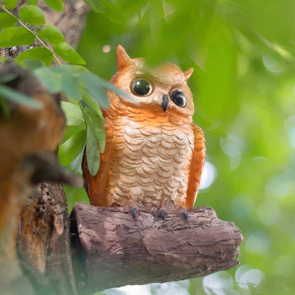 on voit dans un arbre une applique murale en forme de hibou réaliste