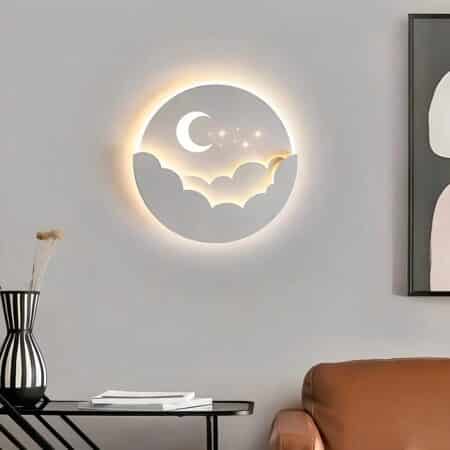 on voit dans un salon une applique murale en forme de nuage et de lune blanche