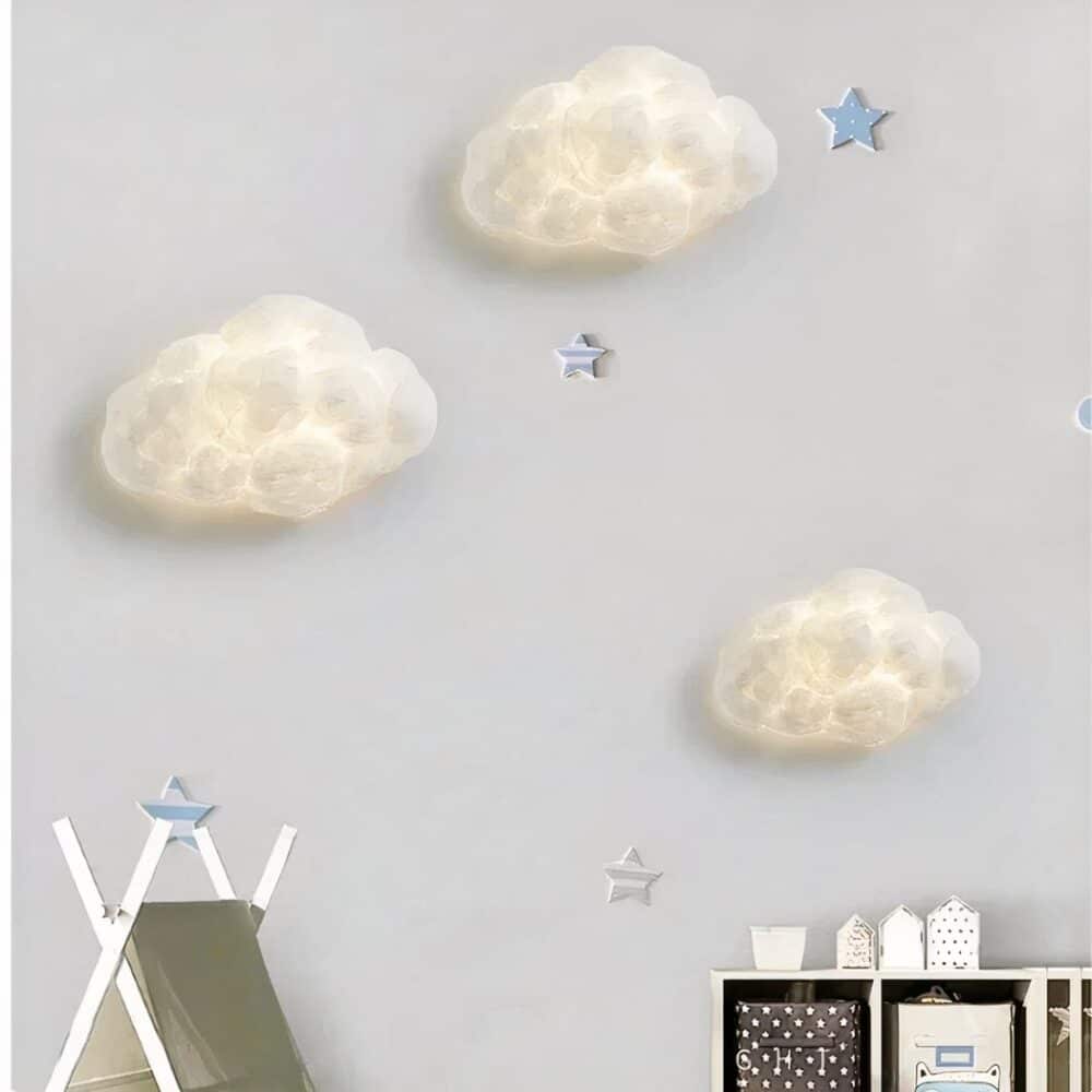 on voit dans une chambre aux murs bleus 3 appliques murales en forme de nuages réalistes en 3D