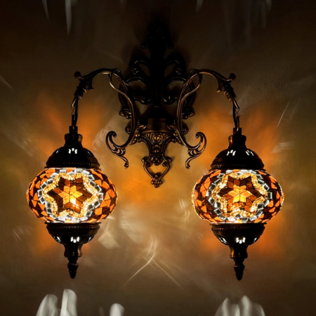 Une applique murale à deux tête style orientale avec des mosaïques de toutes les couleurs