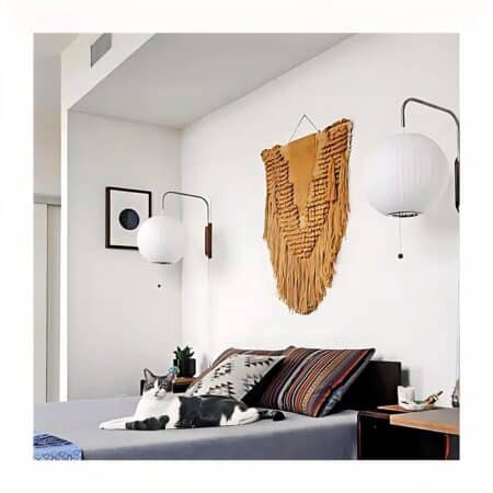 on voit dans une chambre aux murs blancs une applique murale blanche minimaliste dans le style japonais