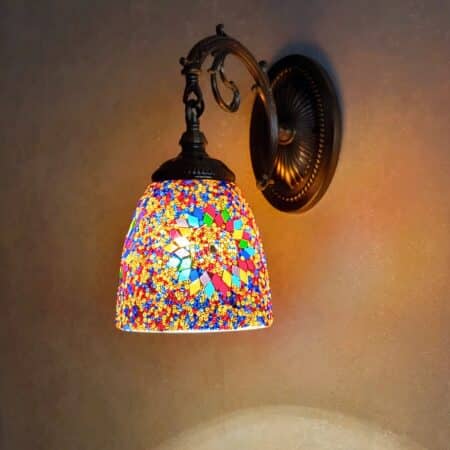 Une applique murale style orientale avec mosaique fixée au mur