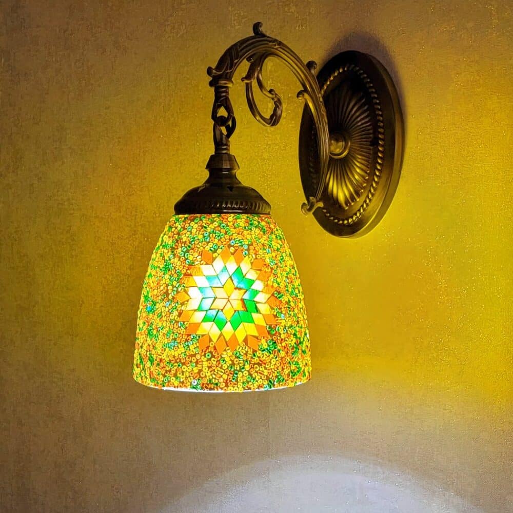 Une applique murale style orientale avec des mosaiques colorées fixée au mur