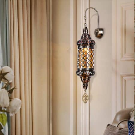 Une applique murale vintage style orientale accrochée à un mur