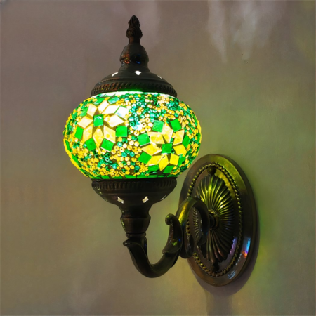 Une applique murale orientale fleuries verte et jaune fixé à un mur