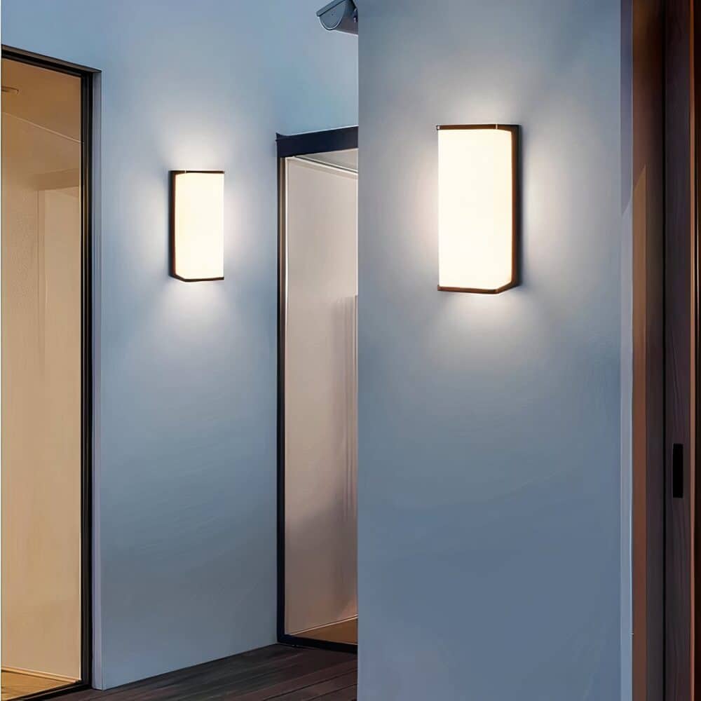 on voit sur une terrasse une applique murale rectangulaire pour extérieur