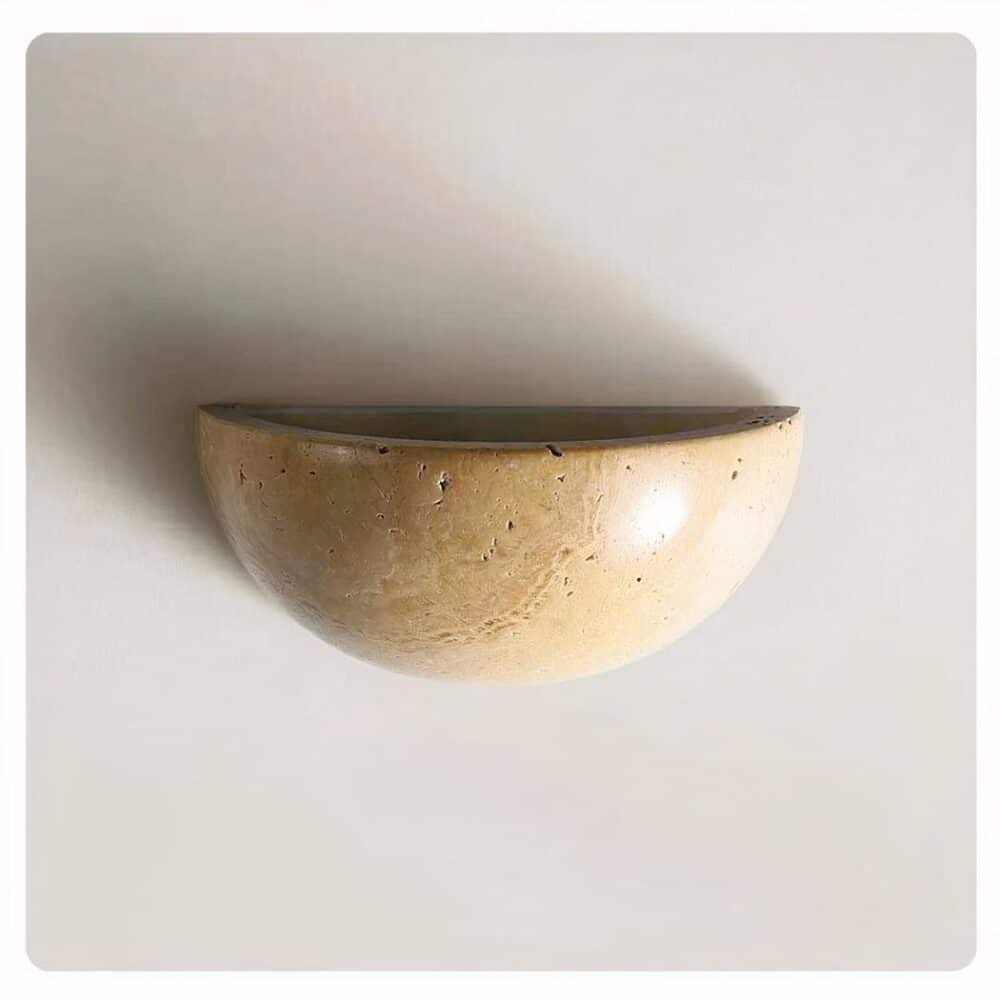 on voit sur un fond gris une applique murale semi circulaire en pierre naturelle dans le style bohème