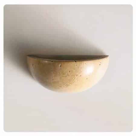 on voit sur un fond gris une applique murale semi circulaire en pierre naturelle dans le style bohème