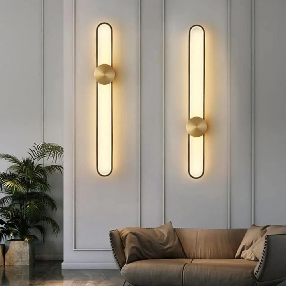 Applique murale LED au design minimaliste, allongée et élégante, avec un éclairage doux et uniforme idéal pour un intérieur moderne.