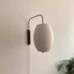 Applique murale japonaise style japandi zen, en soie blanche plissée fixée au mur.